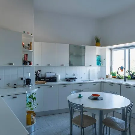 בית אירוח In A Spacious Modernist With Views & Pool *