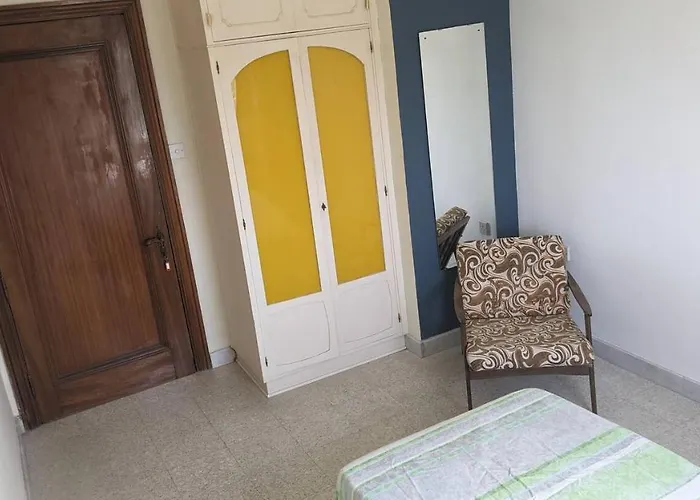 In A Spacious Modernist With Views & Pool בית אירוח