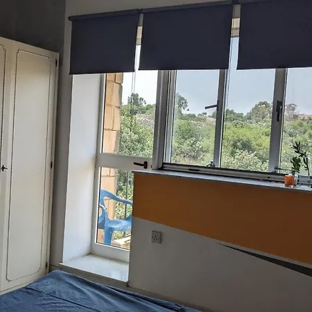 בית אירוח In A Spacious Modernist With Views & Pool