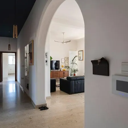 בית אירוח In A Spacious Modernist With Views & Pool