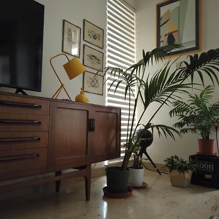 בית אירוח In A Spacious Modernist With Views & Pool *