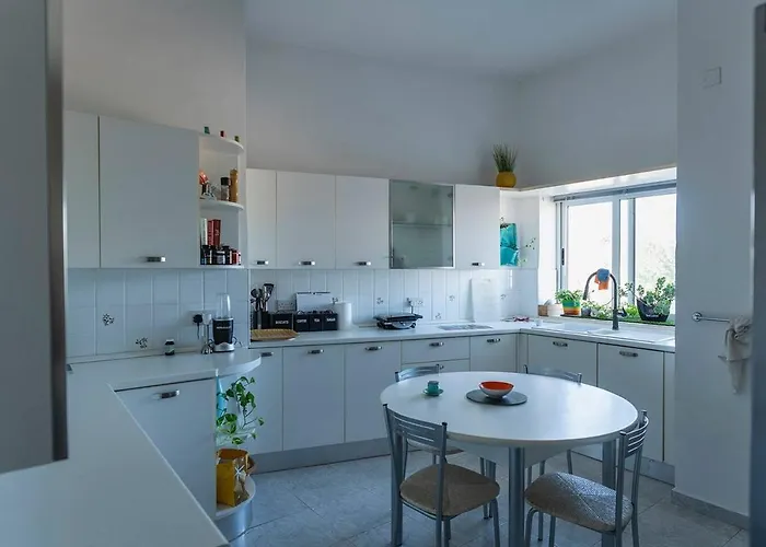 Homestay In A Spacious Modernist With Views & Pool *