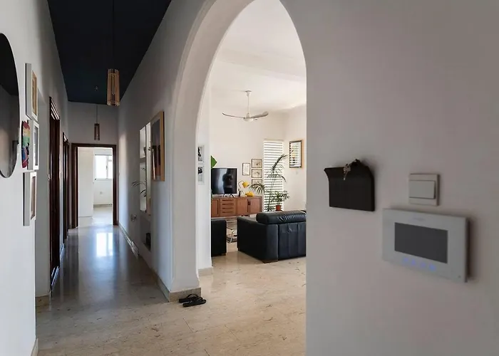 Habitación en casa particular In A Spacious Modernist With Views & Pool