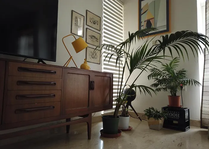 Habitación en casa particular In A Spacious Modernist With Views & Pool *